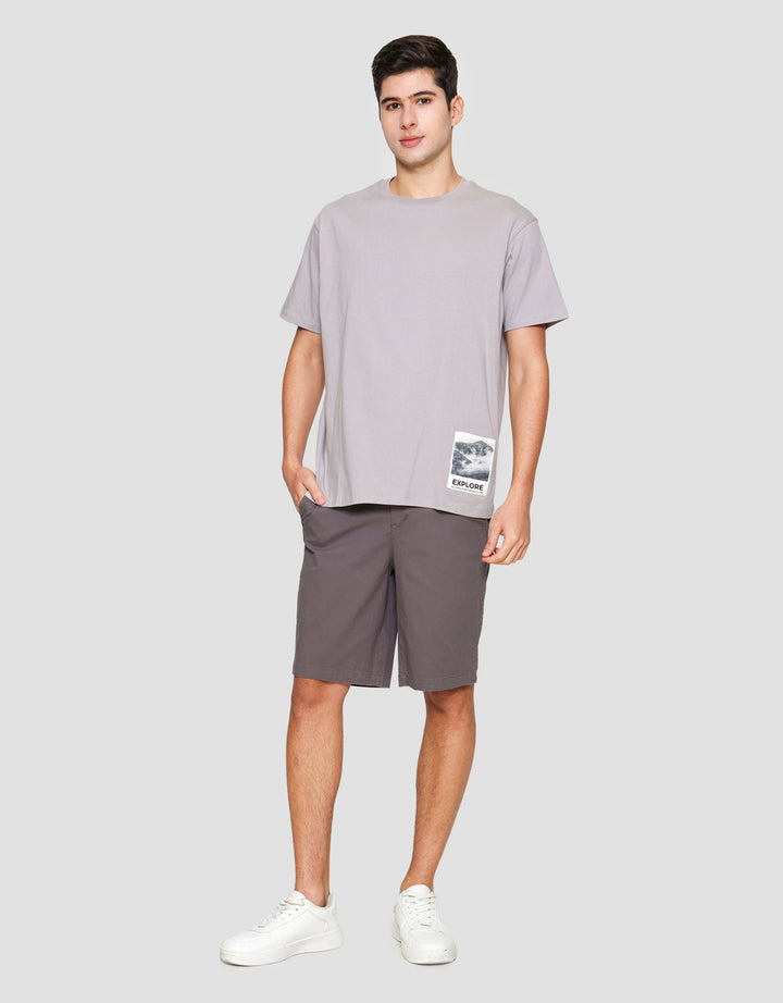 Cole Graphic Patch Print Corner Kaos Lengan Pendek Pria