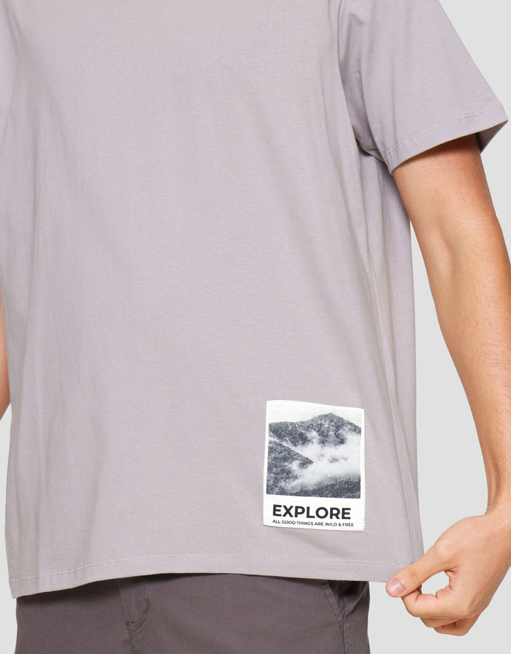 Cole Graphic Patch Print Corner Kaos Lengan Pendek Pria