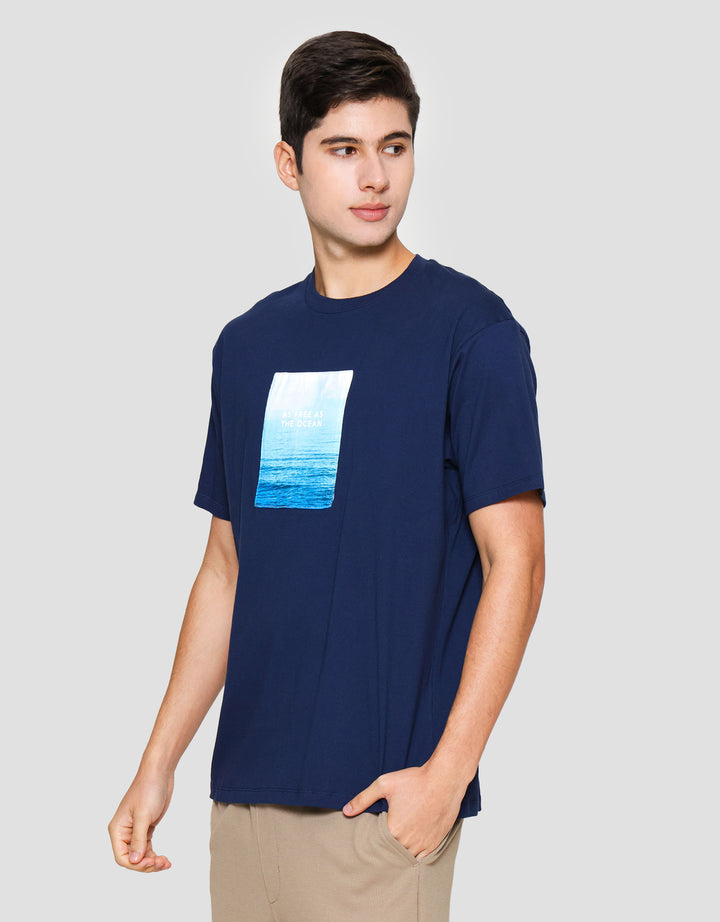 Cole Graphic Sea Print Patches Kaos Lengan Pendek Pria