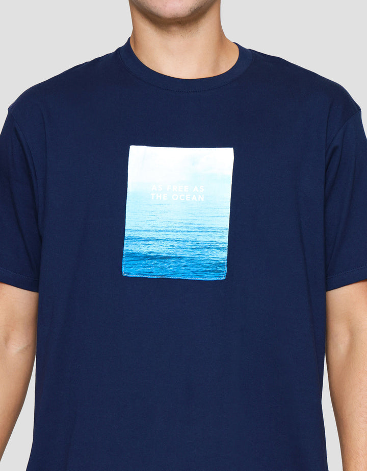 Cole Graphic Sea Print Patches Kaos Lengan Pendek Pria