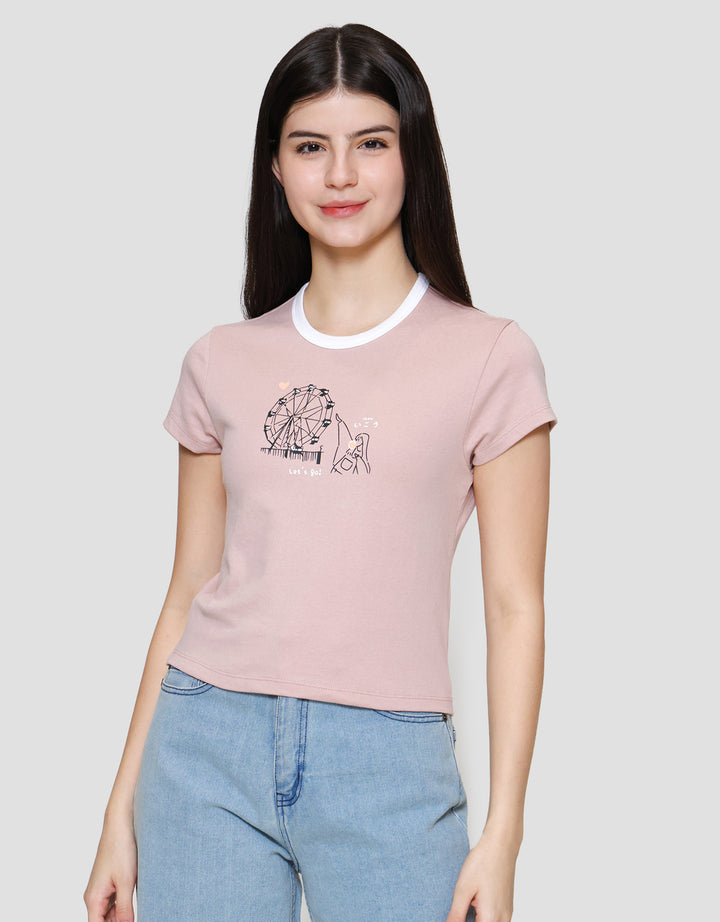 Suko Crop Graphic Print Kerah Bulat Kaos Wanita