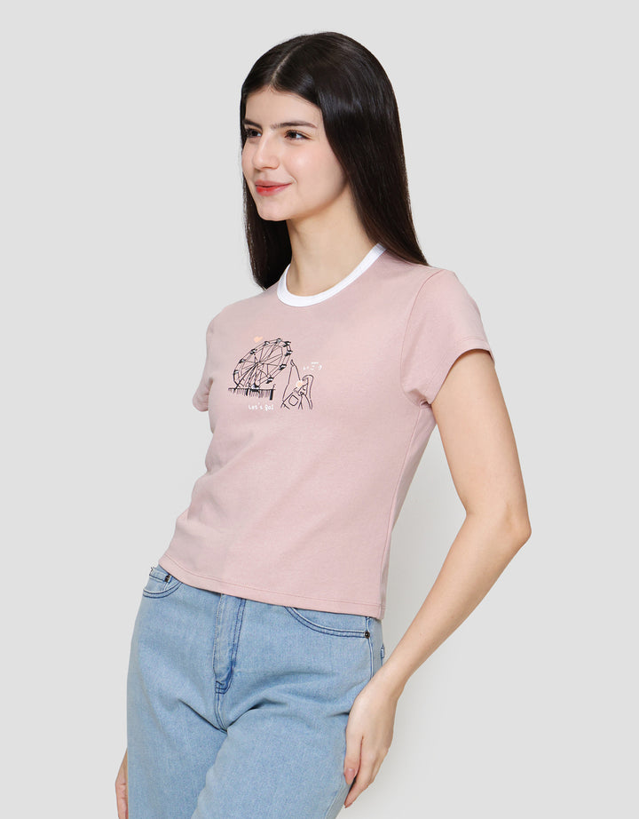 Suko Crop Graphic Print Kerah Bulat Kaos Wanita