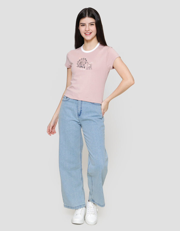 Suko Crop Graphic Print Kerah Bulat Kaos Wanita