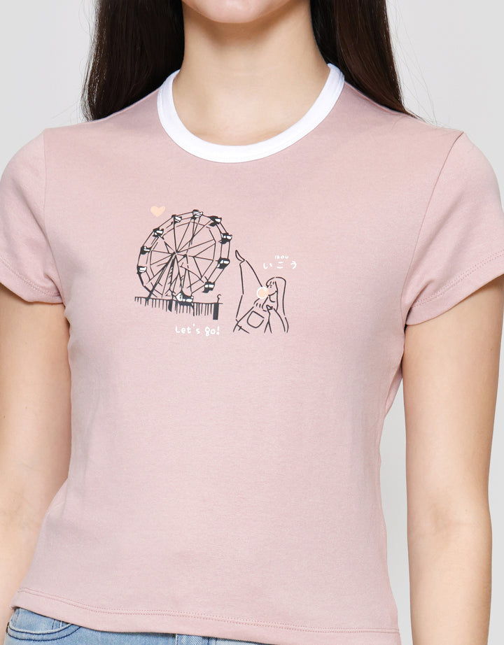 Suko Crop Graphic Print Kerah Bulat Kaos Wanita