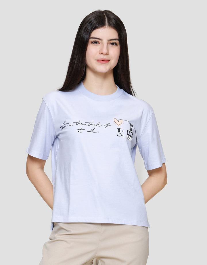 Suko Graphic Print Love Kerah Bulat Lengan Pendek Kaos Oversize Wanita