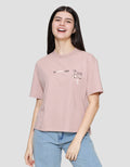 Suko Graphic Print Kerah Bulat Kaos Oversize Wanita