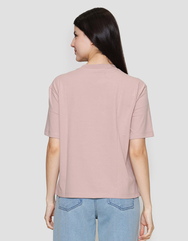 Suko Graphic Print Kerah Bulat Kaos Oversize Wanita
