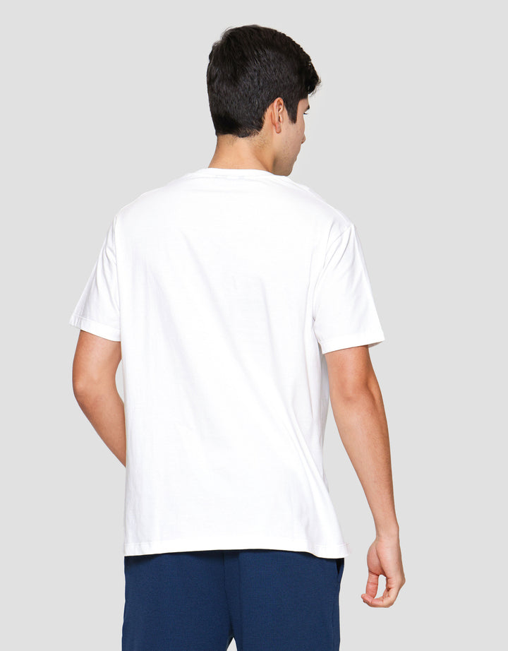 Cole Graphic Embossed Kaos Lengan Pendek Pria