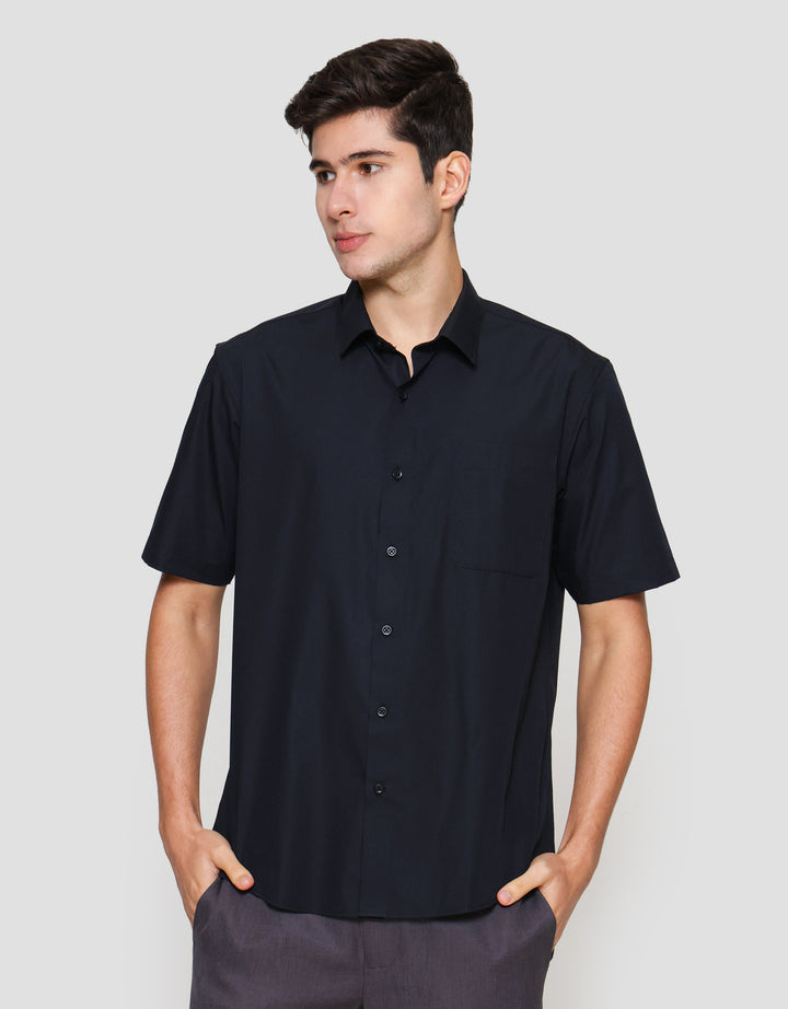Cole Basic Solid Reguler Fit Kemeja Lengan Pendek Pria