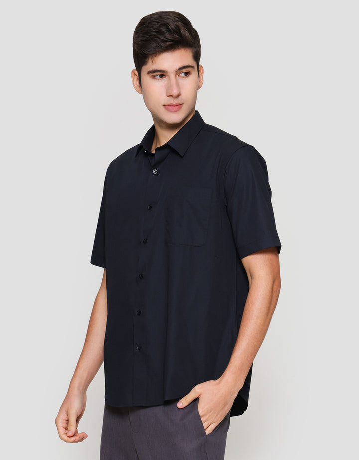 Cole Basic Solid Reg Fit Kemeja Lengan Pendek Pria