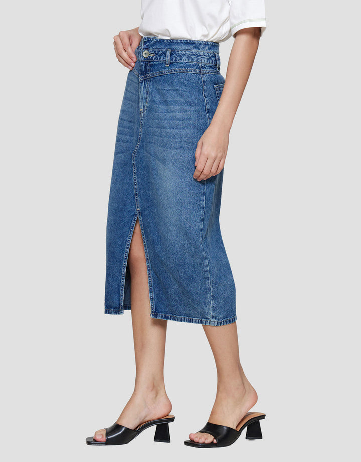 Exit Aluca Rok Wanita