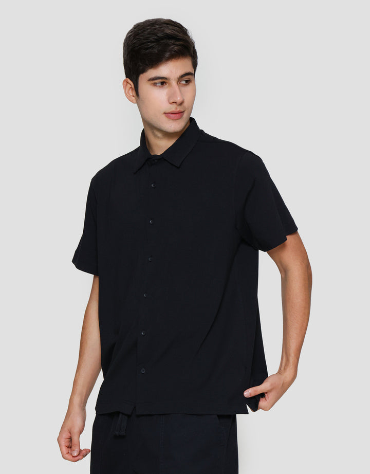 Cole Knitt Solid Ascot Kemeja Lengan Pendek Pria