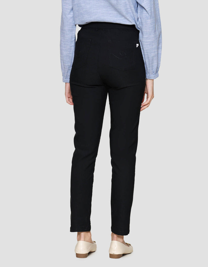 Expand Itera Celana Denim Wanita