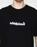 Cole Graphic Building Embroidery Kaos Lengan Pendek Pria
