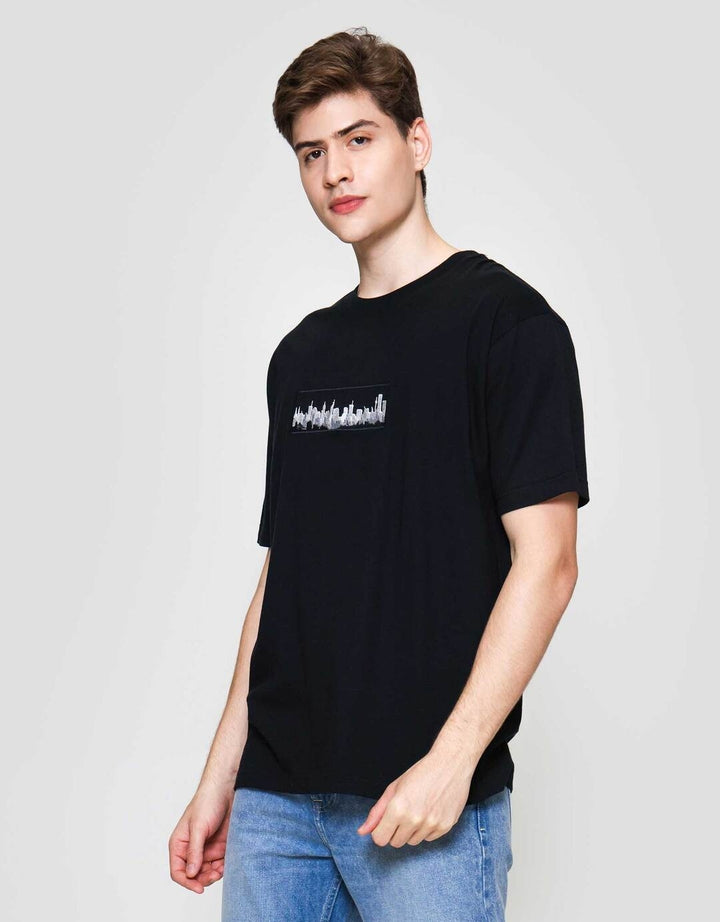 Cole Graphic Building Embroidery Kaos Lengan Pendek Pria