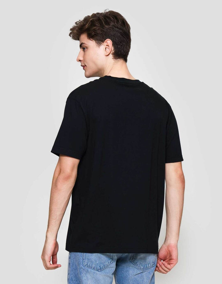 Cole Graphic Building Embroidery Kaos Lengan Pendek Pria