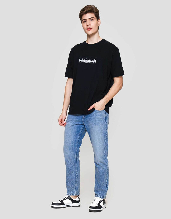 Cole Graphic Building Embroidery Kaos Lengan Pendek Pria