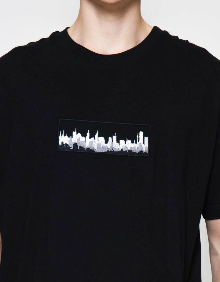 Cole Graphic Building Embroidery Kaos Lengan Pendek Pria