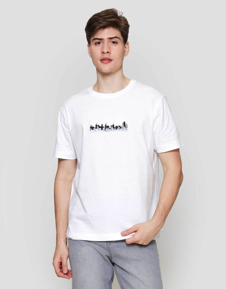 Cole Graphic Building Embroidery Kaos Lengan Pendek Pria