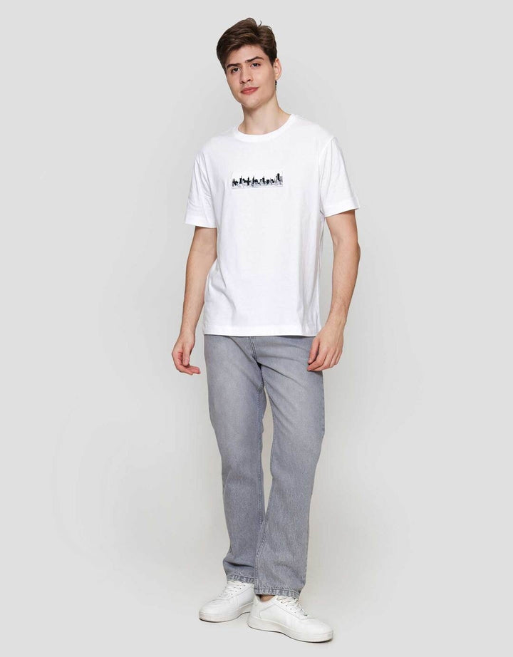 Cole Graphic Building Embroidery Kaos Lengan Pendek Pria