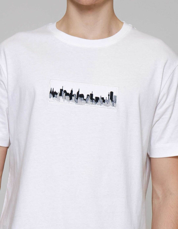 Cole Graphic Building Embroidery Kaos Lengan Pendek Pria