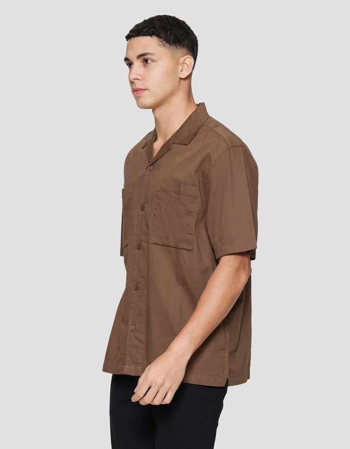 Cole Stripe Camp Colar 2 Pocket Kemeja Lengan Pendek Pria