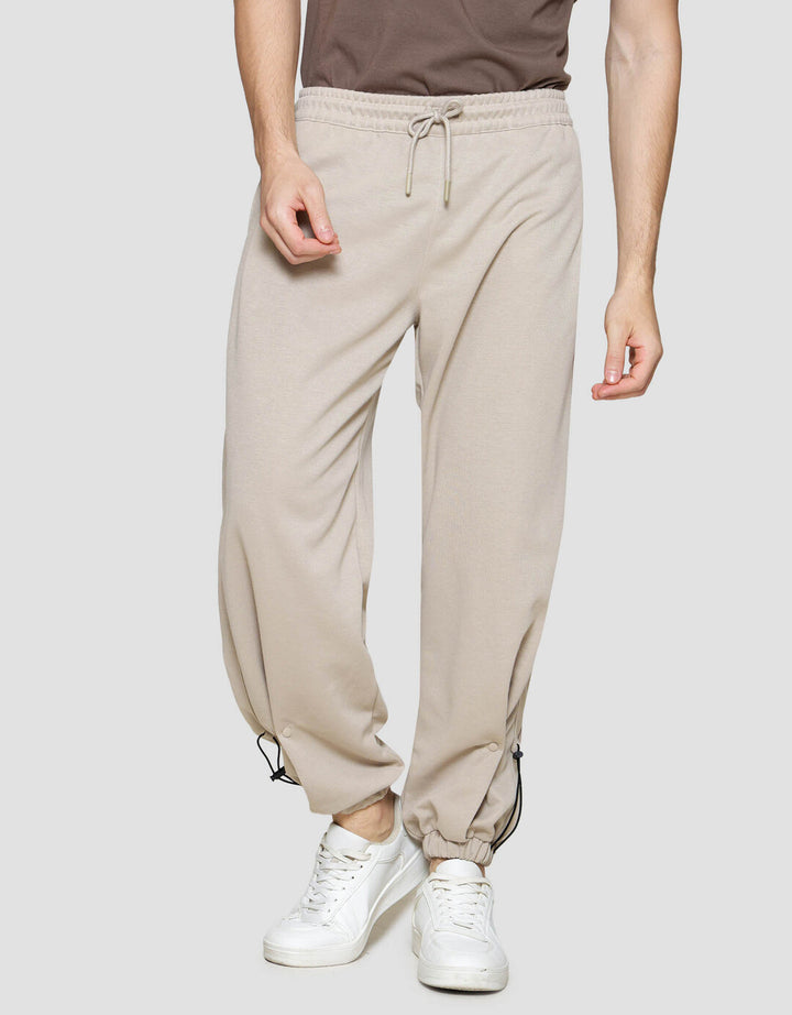 Nevada Knit With Pleats And Stopper Celana Panjang Pria