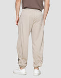 Nevada Knit With Pleats And Stopper Celana Panjang Pria