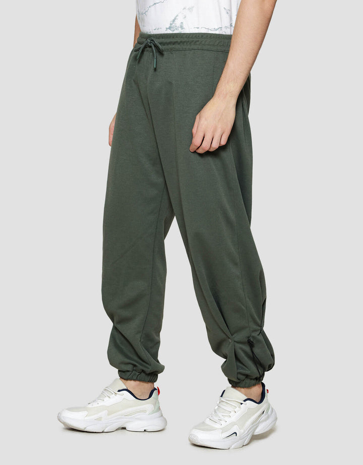 Nevada Knit With Pleats And Stopper Celana Panjang Pria