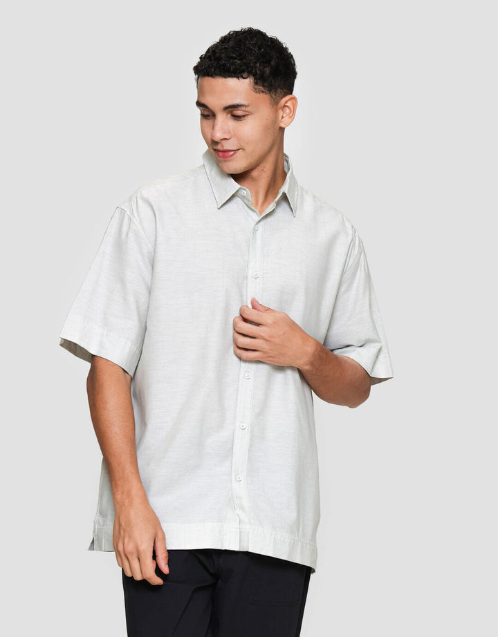 Suko Oversized Linen Non Pocket Solid Kemeja Lengan Pendek Pria