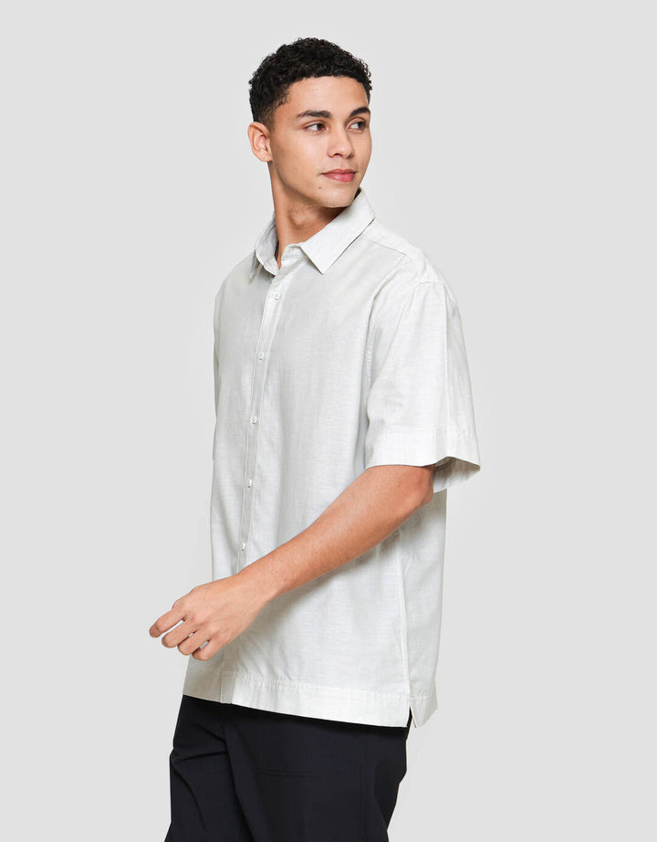 Suko Oversized Linen Non Pocket Solid Kemeja Lengan Pendek Pria