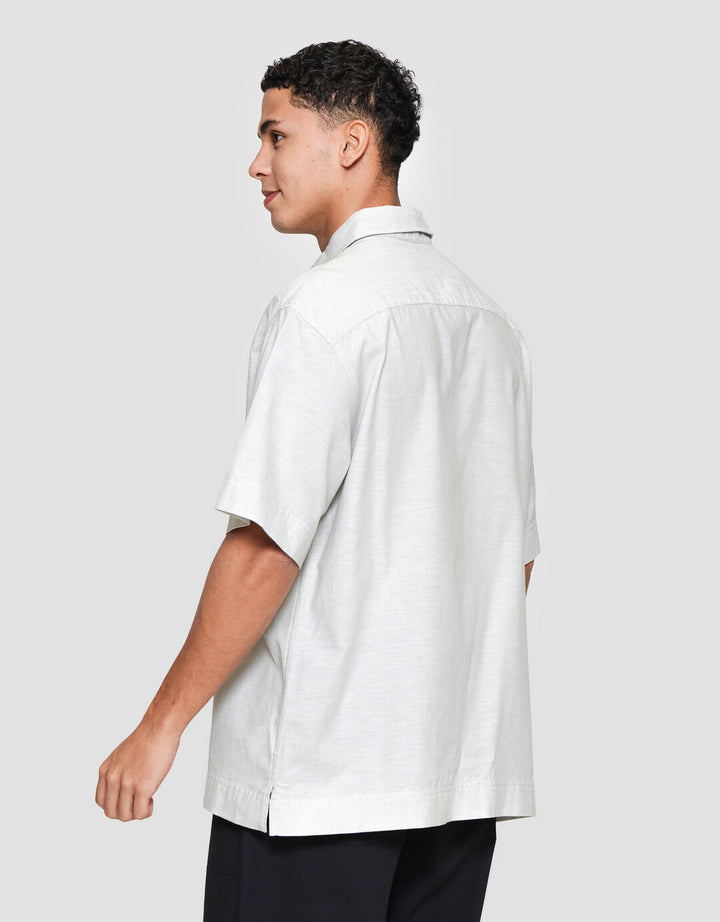 Suko Oversized Linen Non Pocket Solid Kemeja Lengan Pendek Pria