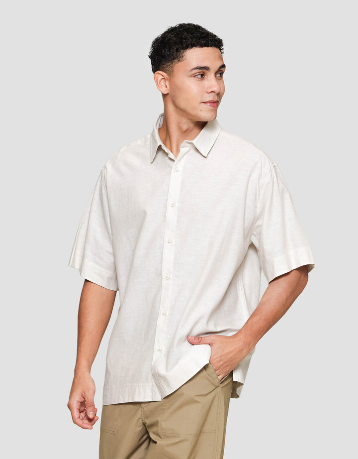 Suko Oversized Linen Non Pocket Solid Kemeja Lengan Pendek Pria