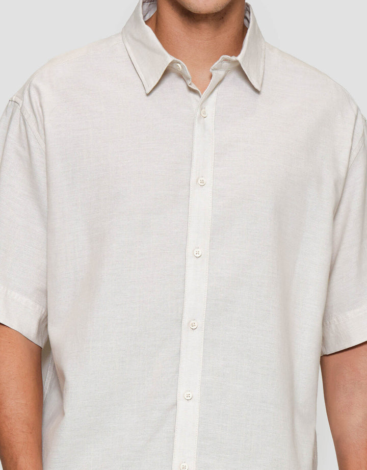 Suko Oversized Linen Non Pocket Solid Kemeja Lengan Pendek Pria