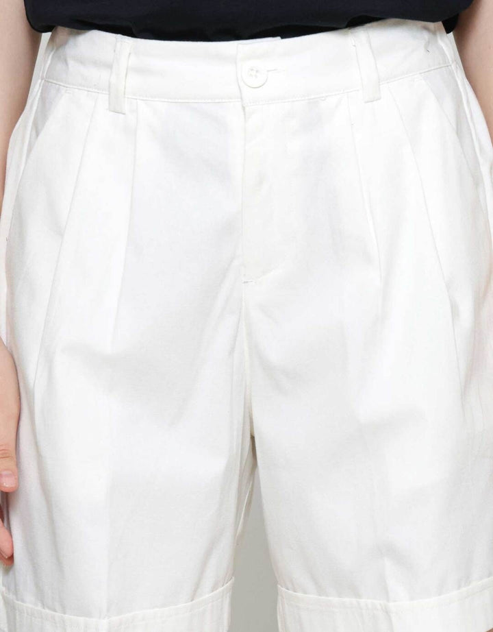 Nevada Woven Basic Pleats Celana Pendek Wanita