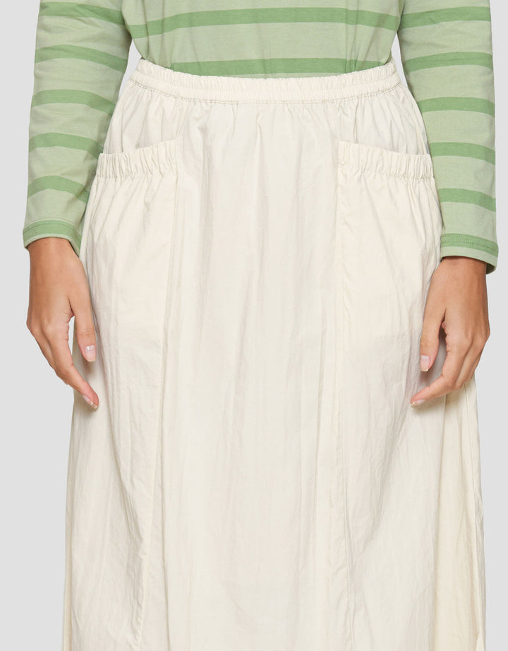 Exit Vellare Rok Wanita