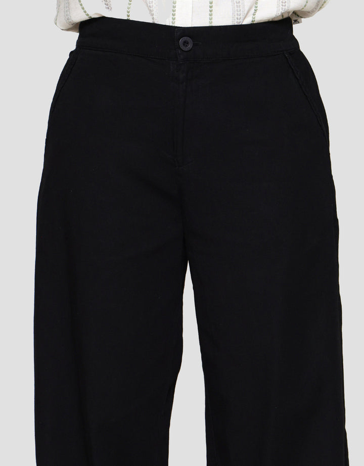 Expand Mizeta Celana Wanita