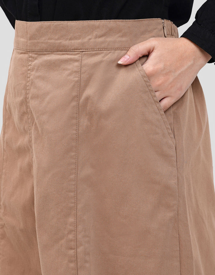 Expand Nydia Rok Wanita