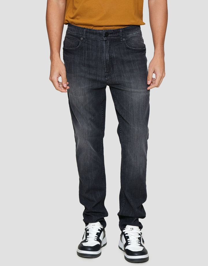 Nevada Spray Washed Tapered Fit Celana Denim pria