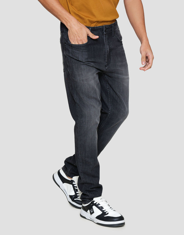 Nevada Spray Washed Tapered Fit Celana Denim pria