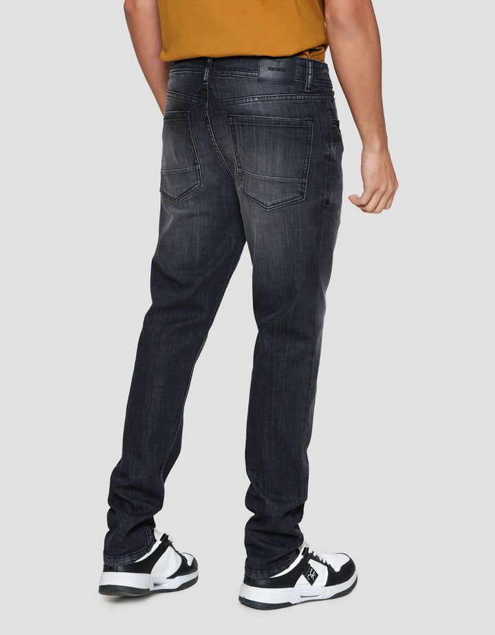 Nevada Spray Washed Tapered Fit Celana Denim pria