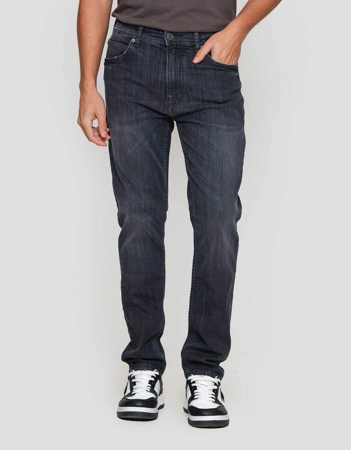 Nevada Spray Washed Tapered Fit Celana Denim pria