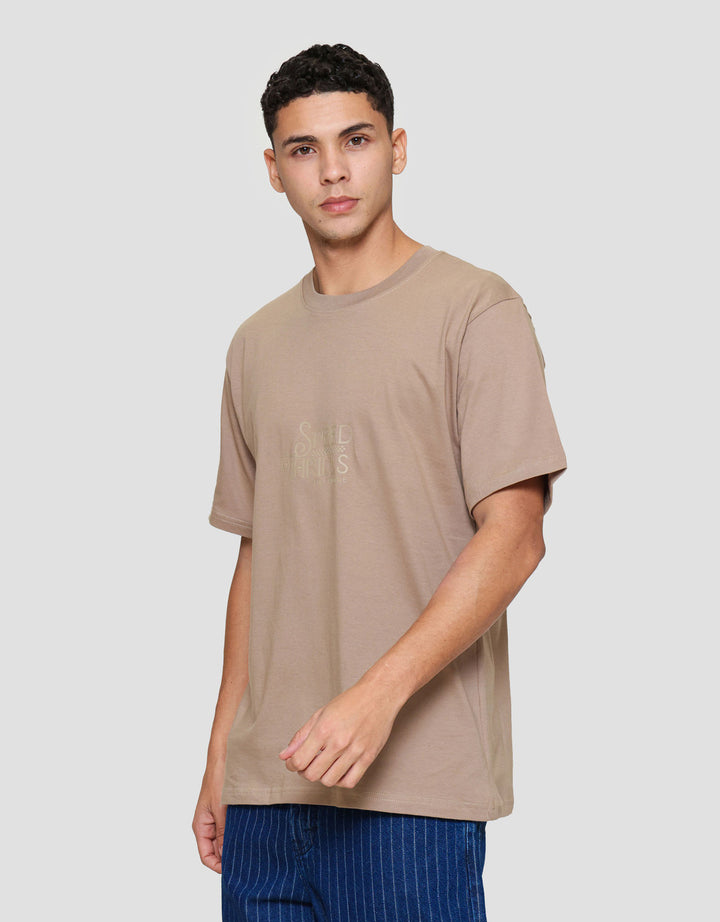 Nevada Print Hd - Speed Thrills Kaos Pria