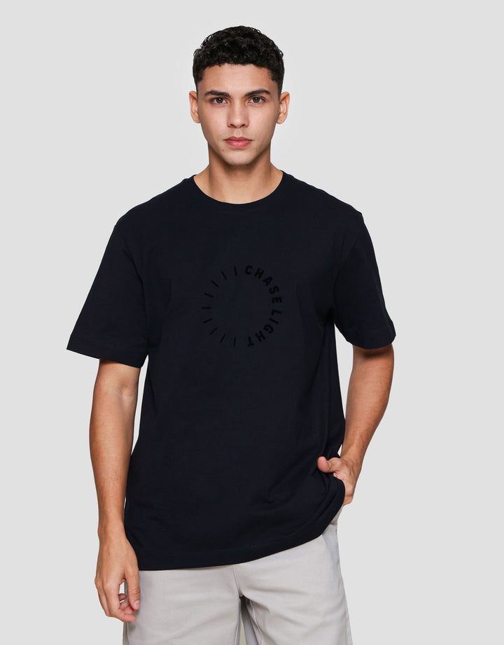 Cole Graphic Flocking Round Chase Kaos Pria