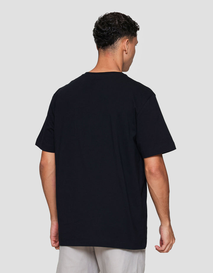 Cole Graphic Flocking Round Chase Kaos Pria