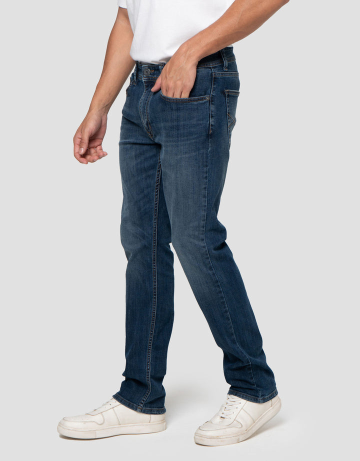 Nevada Slim Fit Basic Spray Whisker Celana Denim Pria