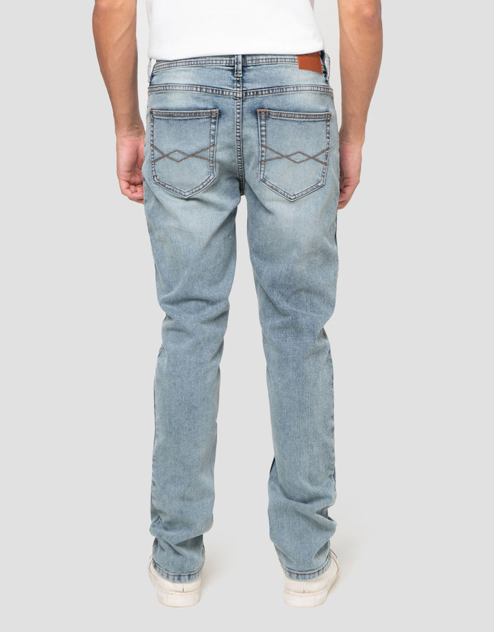 Nevada Slim Fit Basic Spray Whisker Celana Denim Pria
