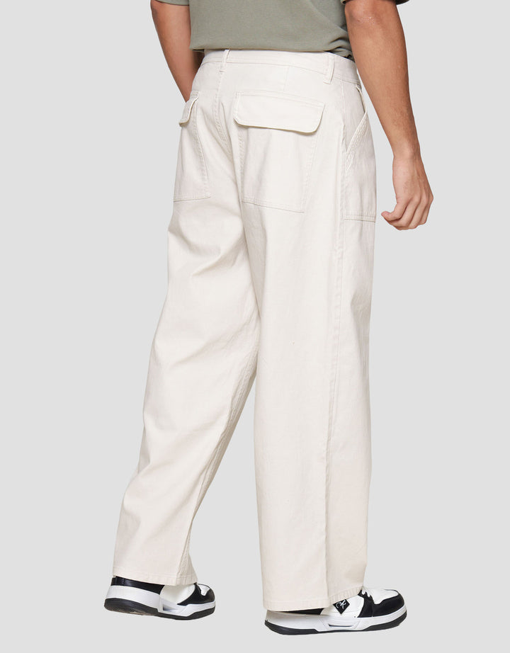 Nevada Patch Pocket Regular Fit Celana Chinos Pria