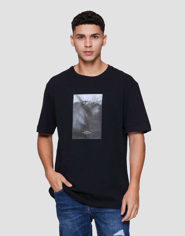 Cole Graphic Mountain Monocrom Dtf Print Reg Fit Kaos Pria