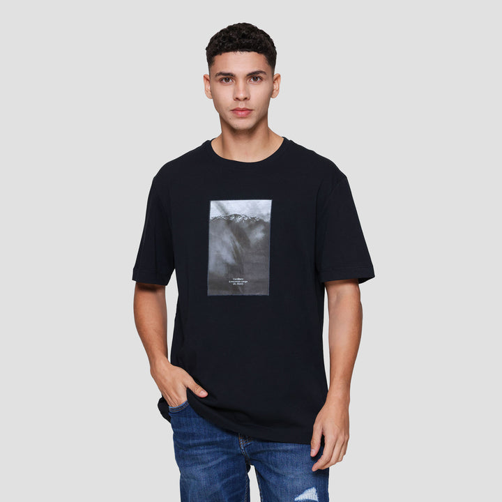 Cole Graphic Mountain Monocrom Dtf Print Reg Fit Kaos Pria